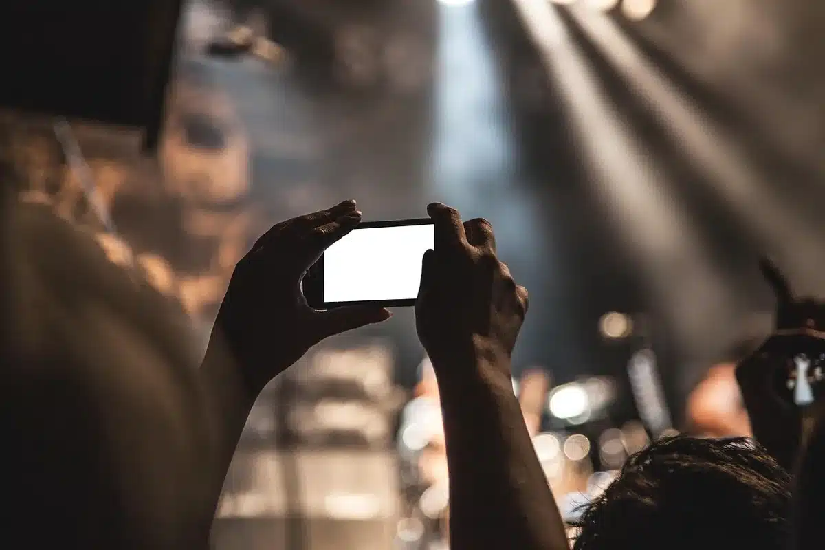 Détail d'une composition photographique sur téléphone mobile avec jeu de lumière