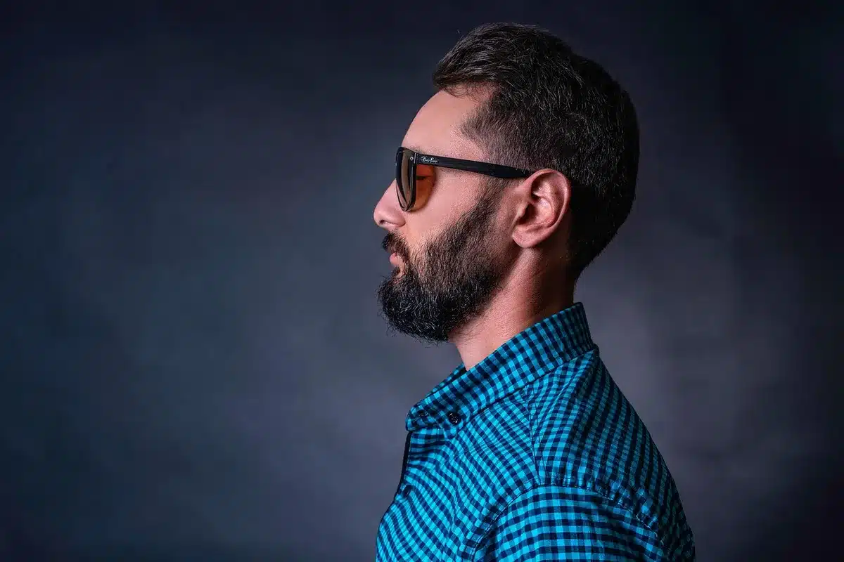 Profil masculin aux traits fins et silhouette élancée