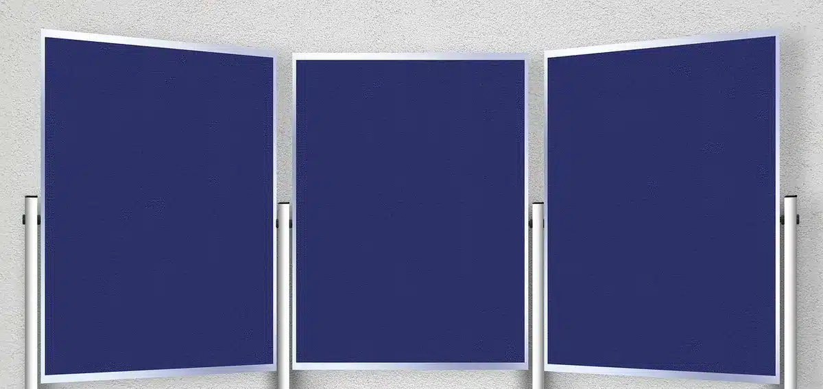 Commentaires sur écran et main pointant vers le texte