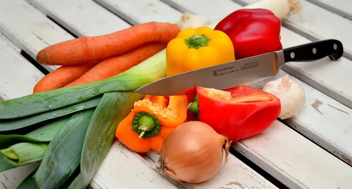 Préparation d'une assiette équilibrée avec protéines, légumes et féculents pour le post-partum
