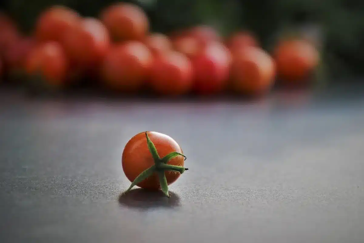 Femme en silhouette sur une balance avec des légumes frais et de l'eau, illustrant la perte de poids post-partum