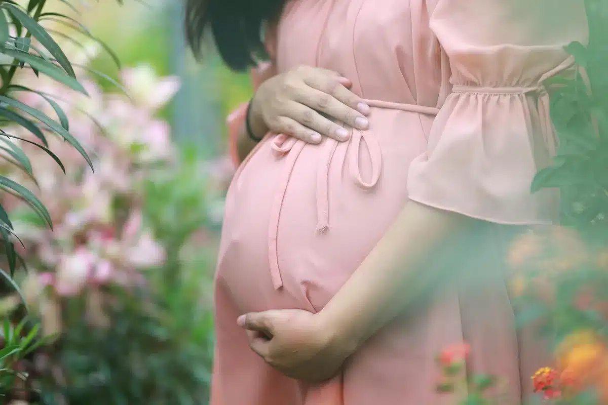 Robe de soirée structurée adaptée pour une femme enceinte sur un cintre