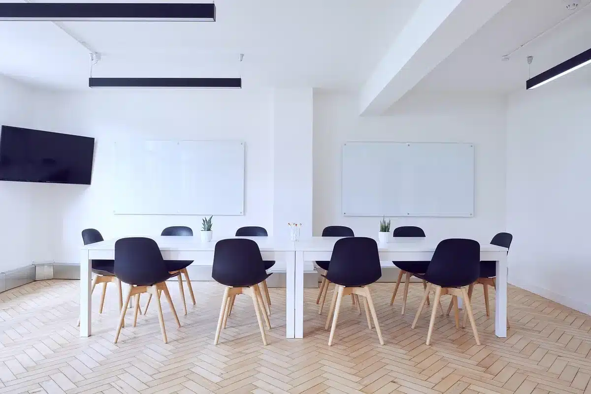 Équipe de communication en réunion préparant une conférence de presse