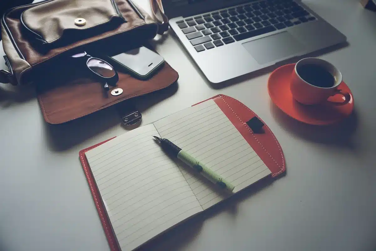 Carnet de wishlist beauté organisé sur un bureau lumineux
