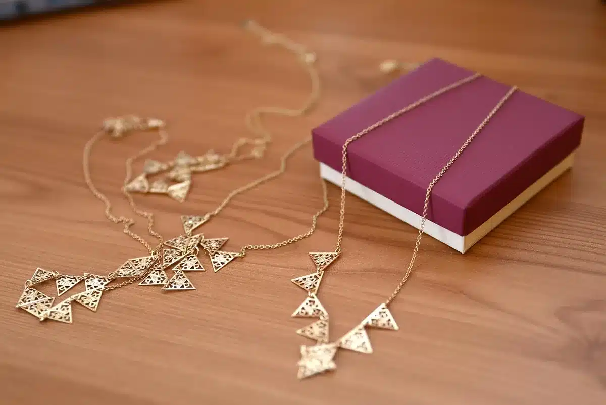 Coffret cadeau avec appareil, chargeur et têtes de rechange présentés sur une table