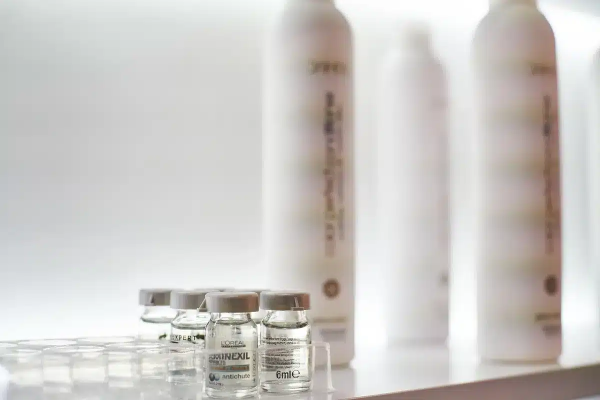 Mains triant un dossier de candidature et échantillons de produits cosmétiques