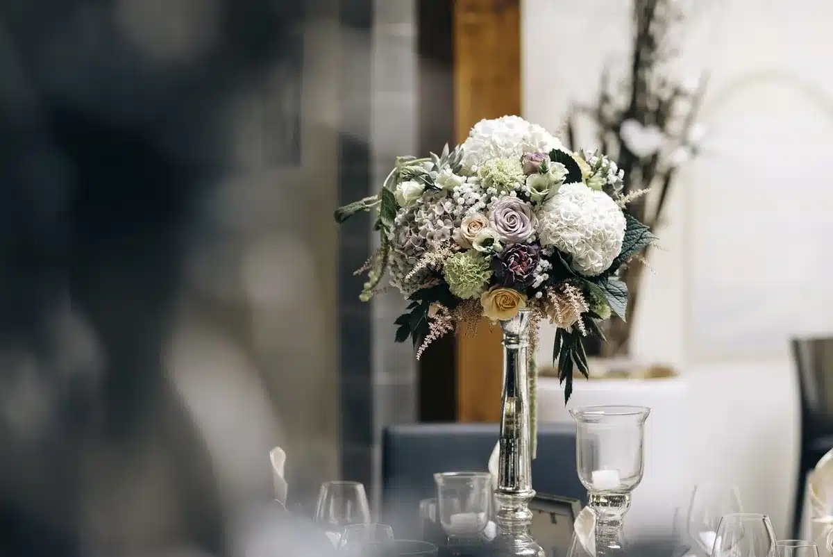 Foyer d'événement lumineux avec table d'échantillons et fiches techniques