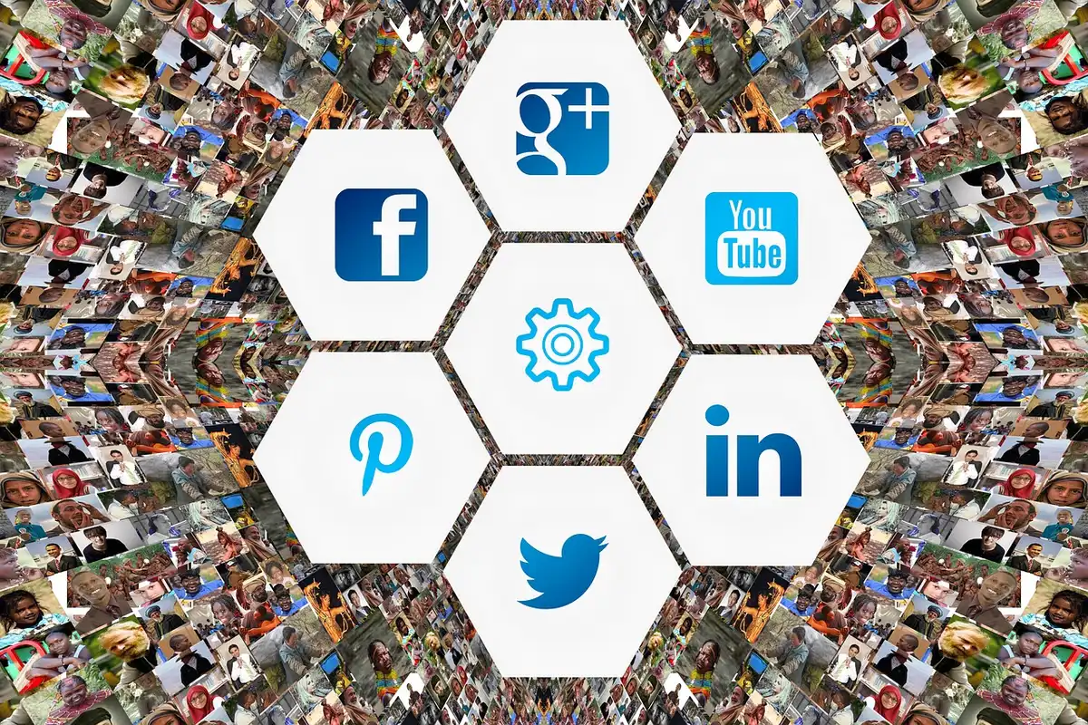 Écrans et images d'influenceurs beauté affichées sur des appareils