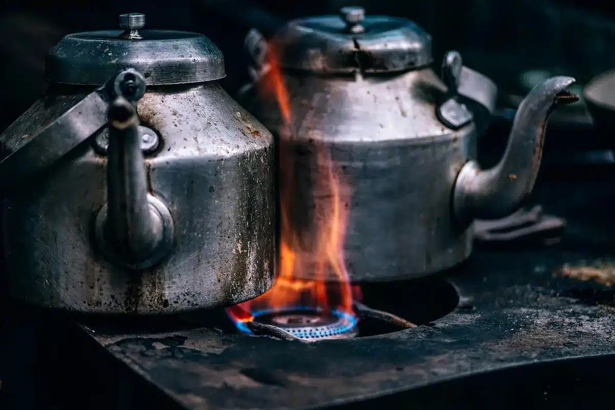 Grande casserole de porridge de riz en cuisson près d'une fenêtre en journée