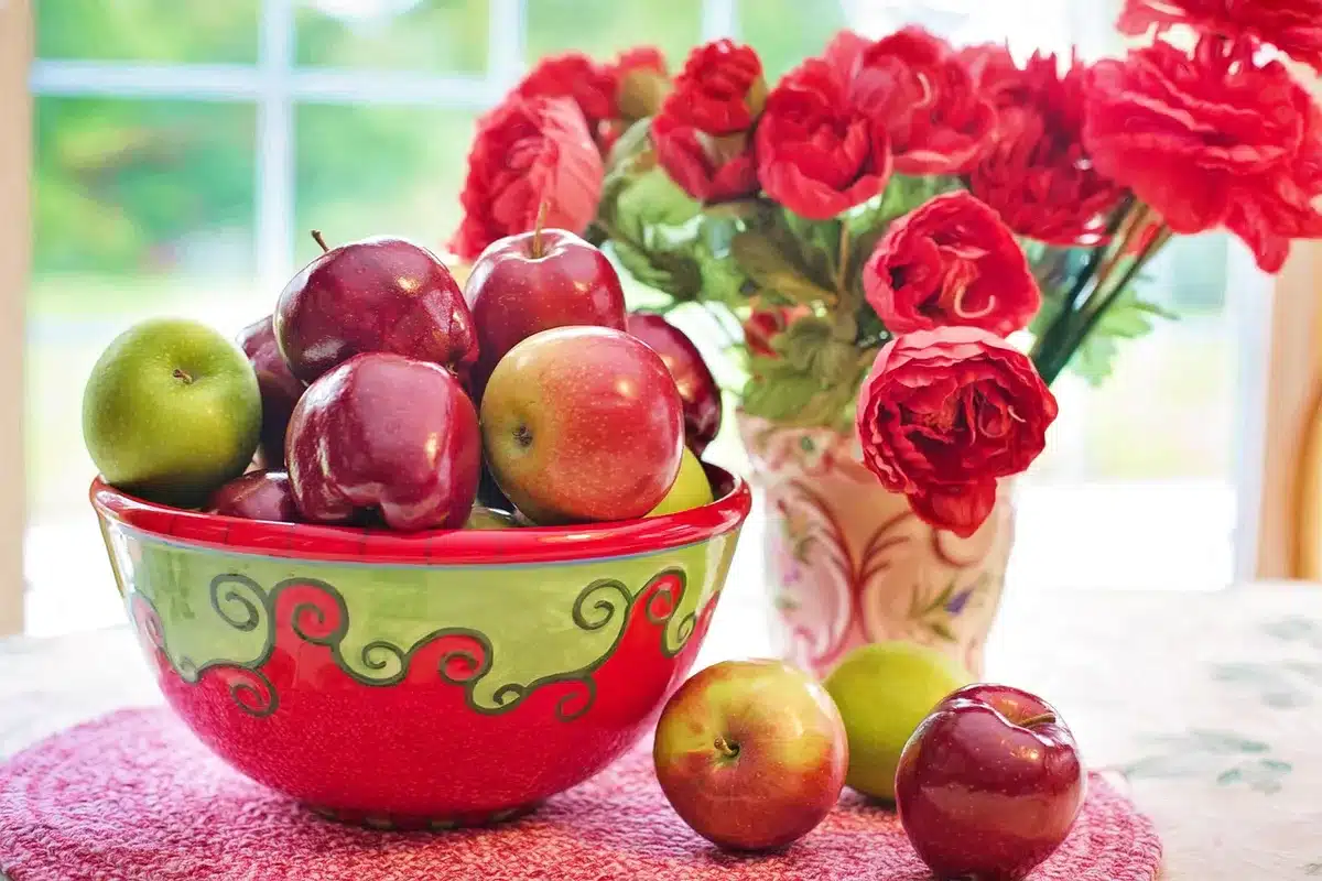 Congee servi avec fruits rouges et une pincée de cannelle