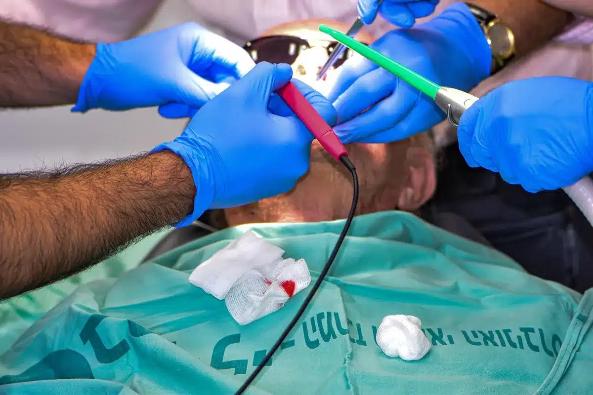 Applicateur de cryolipolyse posé sur une table dans une cabine lumineuse